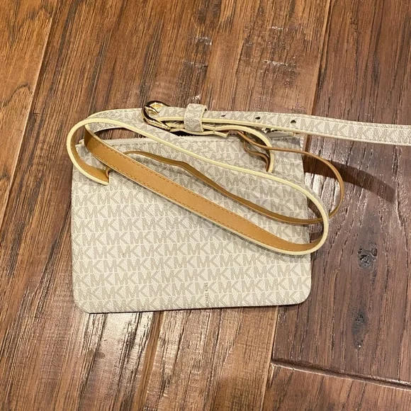 Michael Kors belt bag - Picture 3 of 5